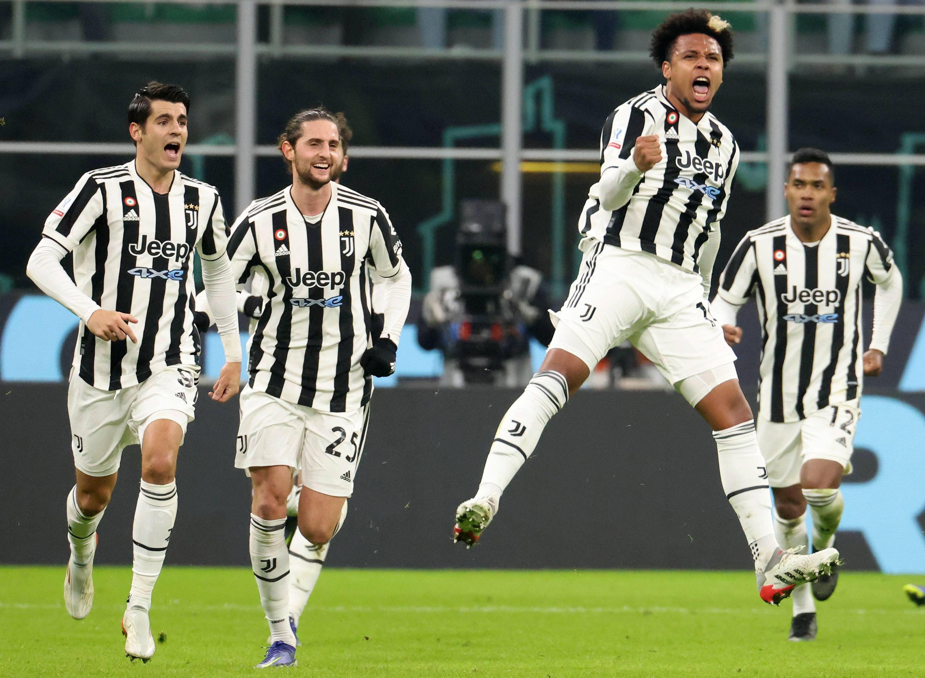 曼联官方分享本赛季全家福，男女足球员一同拍摄（曼联官方发布本赛季合照，男足女足齐亮相）