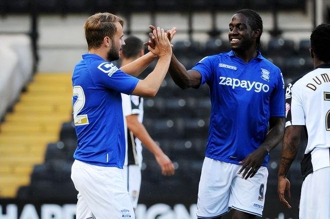 足球报：浙江队花4亿是谣言；韦世豪、李磊先后来做康复（《足球报》：浙江队花4亿元系谣言，韦世豪与李磊先后进行康复）