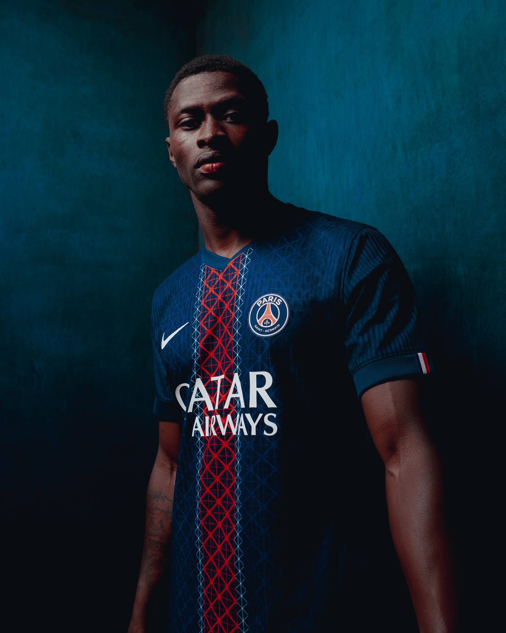 给爷整笑了，曼奇尼假意亲吻布鲁马多，将布鲁马多逗笑（这一幕笑翻了：曼奇尼作势亲吻布鲁马多，逗得对方当场大笑）