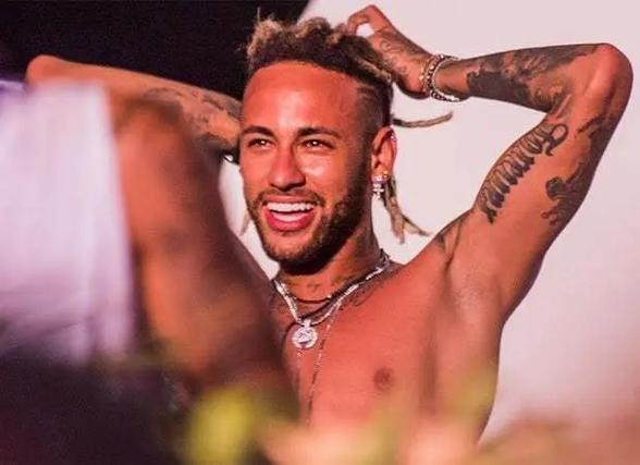 球场失意但！恩德里克红牌停赛看台观战，妻子喂食&美女环绕（赛场失意仍成焦点：恩德里克红牌停赛看台观战，妻子喂食美女相伴）