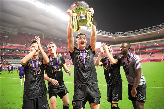 德媒：磁卡需大幅降薪才可能续约，队里已有他的接班人比朔夫（德媒：磁卡若不大幅降薪恐难续约，队内已将比朔夫视为其接班人）