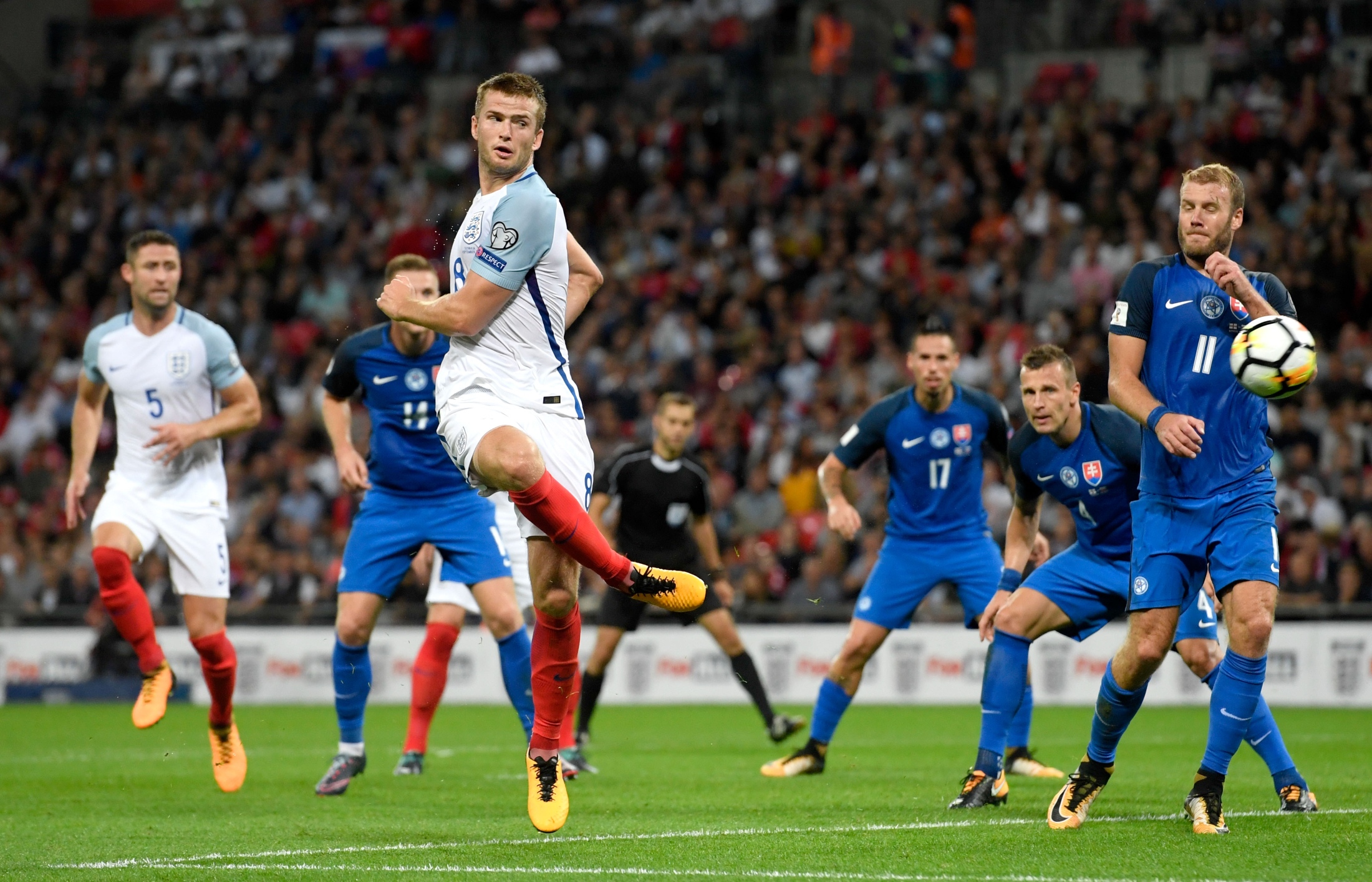 德甲战报：昂达夫戴帽+绝平，多特蒙德3-3斯图加特（德甲快讯：昂达夫上演帽子戏法压哨扳平，多特蒙德3-3战平斯图加特）