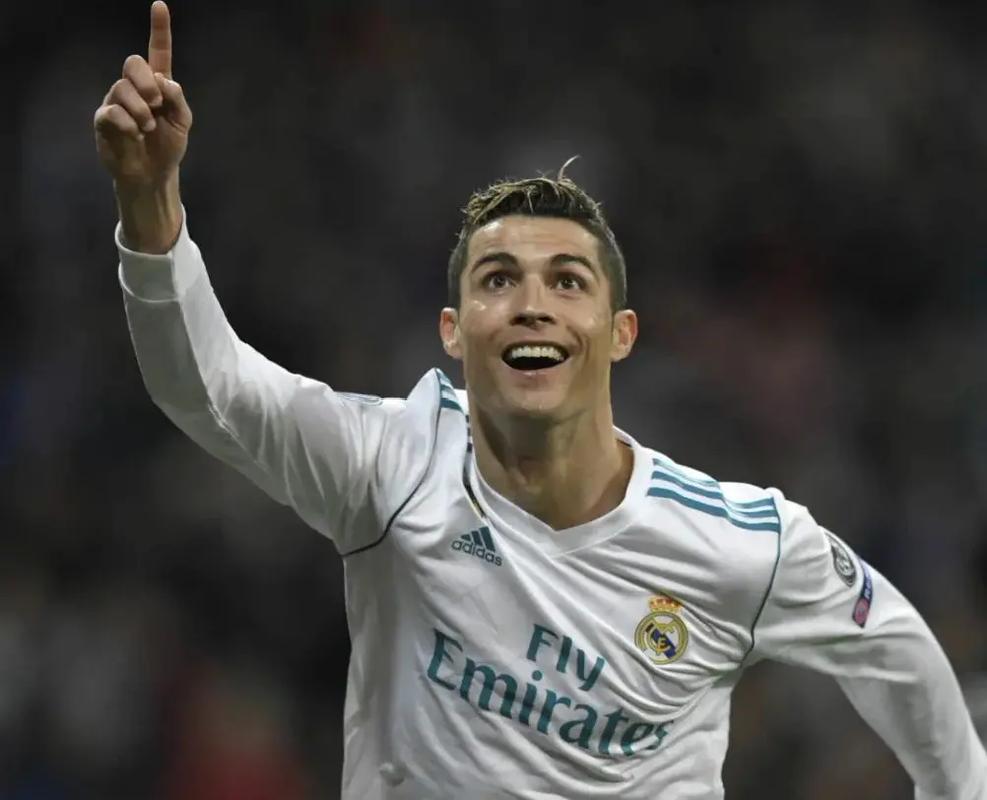 传记作者：莱万年少时常因身材自卑；他与渣叔的关系起初不好（传记作者披露：莱万少年因体型自卑，与渣叔最初关系不佳）