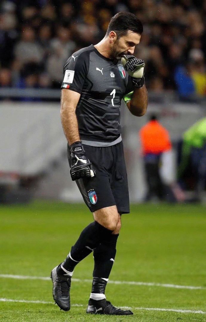 拉斯穆斯·霍伊伦(22 岁)在那不勒斯对阵尤文图斯的比赛中攻入 2 个进球！（22岁拉斯穆斯·霍伊伦在那不勒斯对尤文一役梅开二度！）