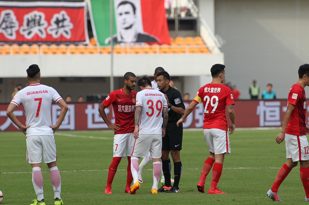 我们的米兰德比进球TOP25（米兰德比25粒经典进球回顾）