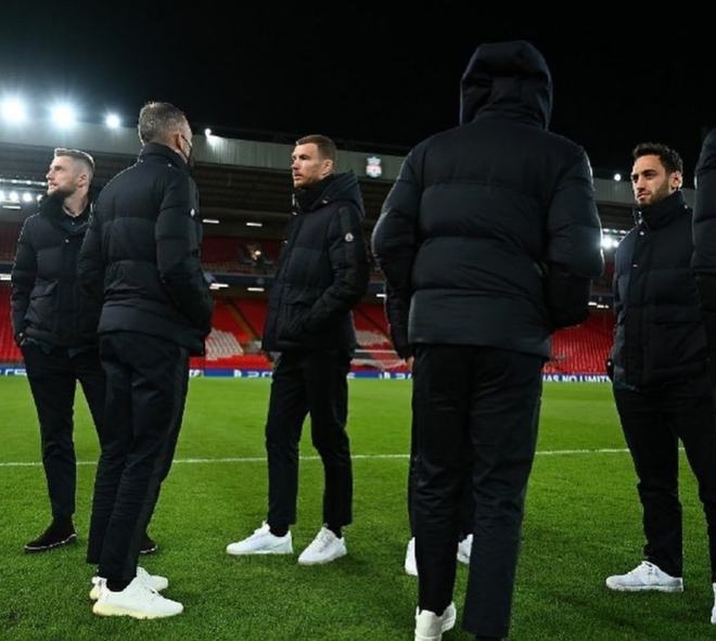 球星突破防线送出关键助攻（王牌强突撕裂防线送出关键助攻）