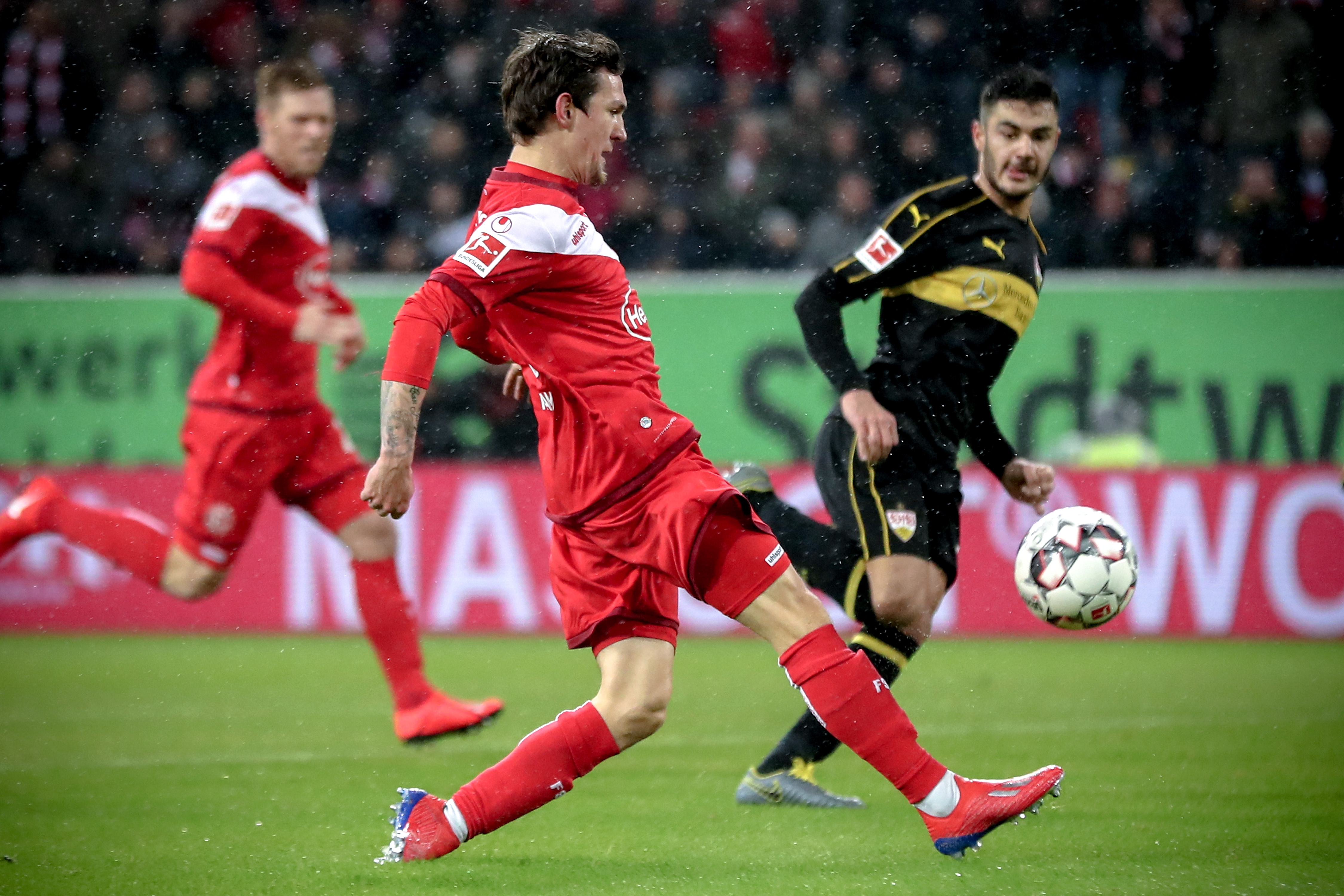 足球职业化的全球趋势（全球足球职业化潮流）