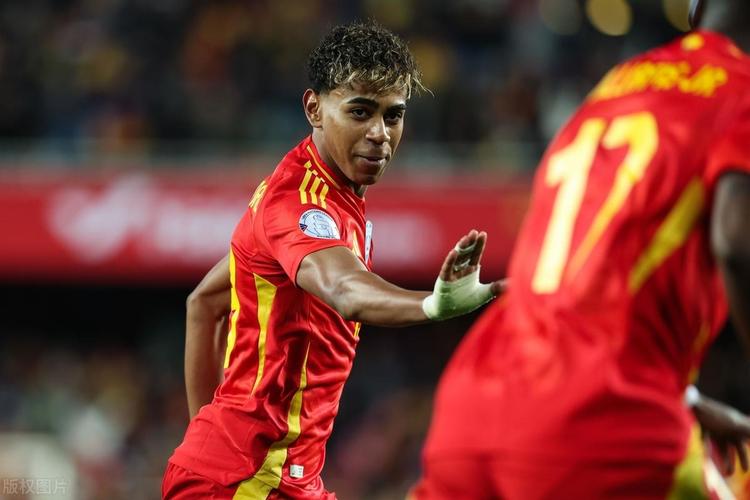 希腊媒：曼联与皇马已经报价奥林匹亚科斯18岁中场穆扎基蒂斯（希腊媒体称曼联与皇马已就奥林匹亚科斯18岁中场穆扎基蒂斯提出报价）