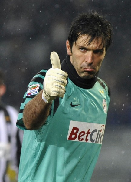 阿斯：巴萨本赛季面临严峻挑战，没在任何一场强强对话中获胜（阿斯：巴萨本季遭遇重压，强强对话至今未尝胜绩）