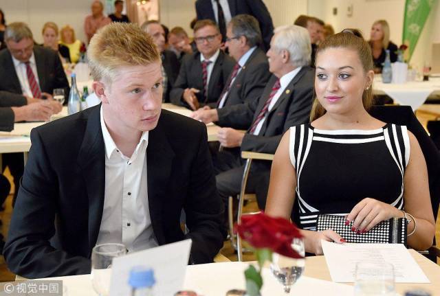 利物浦官网仅放萨拉赫抢圈训练图，未展示其与队友拥抱镜头（利物浦官网仅公布萨拉赫抢圈训练照片，未公开其与队友拥抱画面）